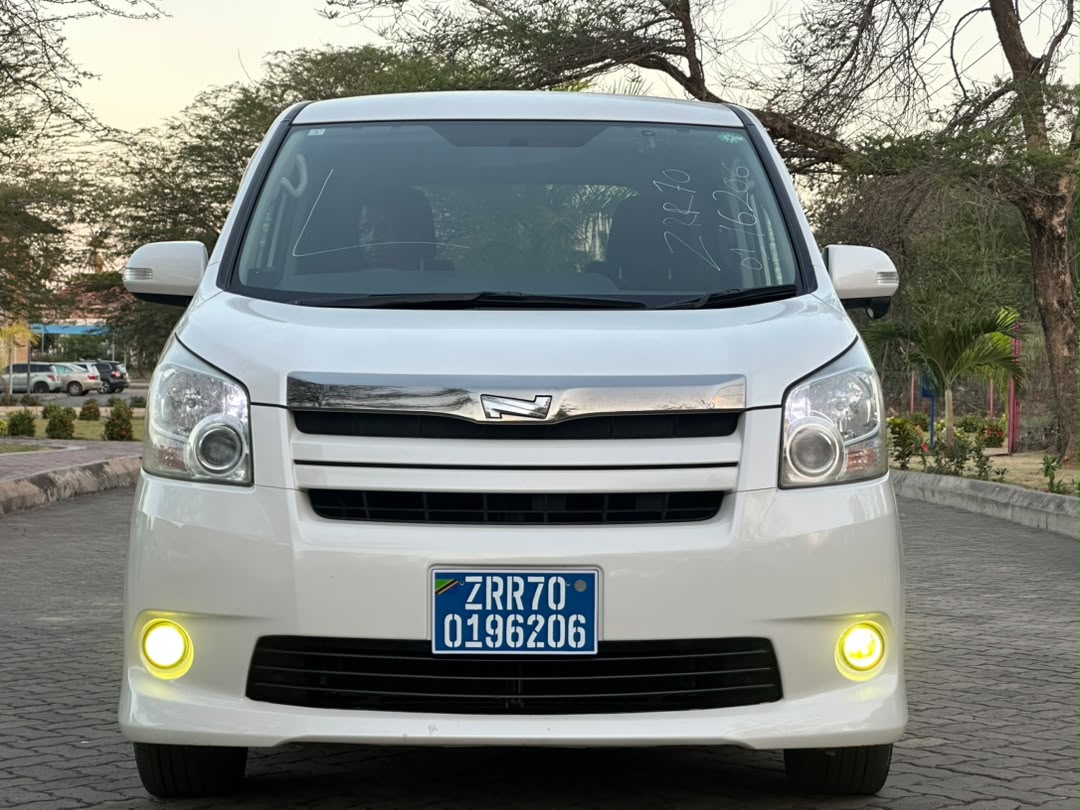 TOYOTA NOAH NEW MODEL Si